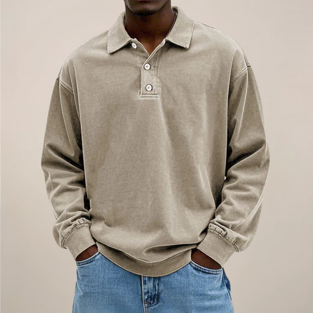 Poloshirt in hellem Beige-Grau mit Knopfleiste, von einem Model zur blauen Jeans getragen, Frontansicht. 6