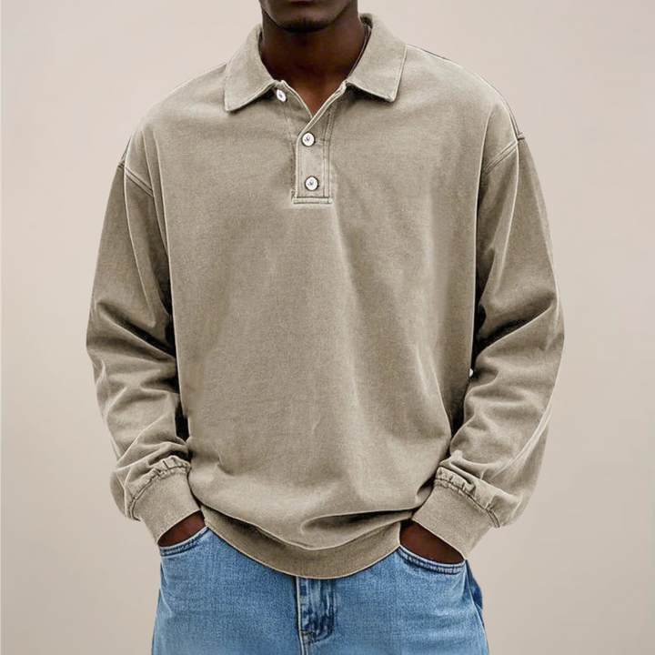 Poloshirt in hellem Beige-Grau mit Knopfleiste, von einem Model zur blauen Jeans getragen, Frontansicht. 6