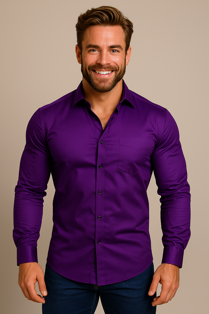 Das Hemd in sattem Violett mit Brusttasche und schwarzen Knöpfen, getragen zu Jeans 6