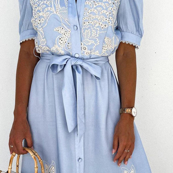 Vestido maxi con bordado – Celeste