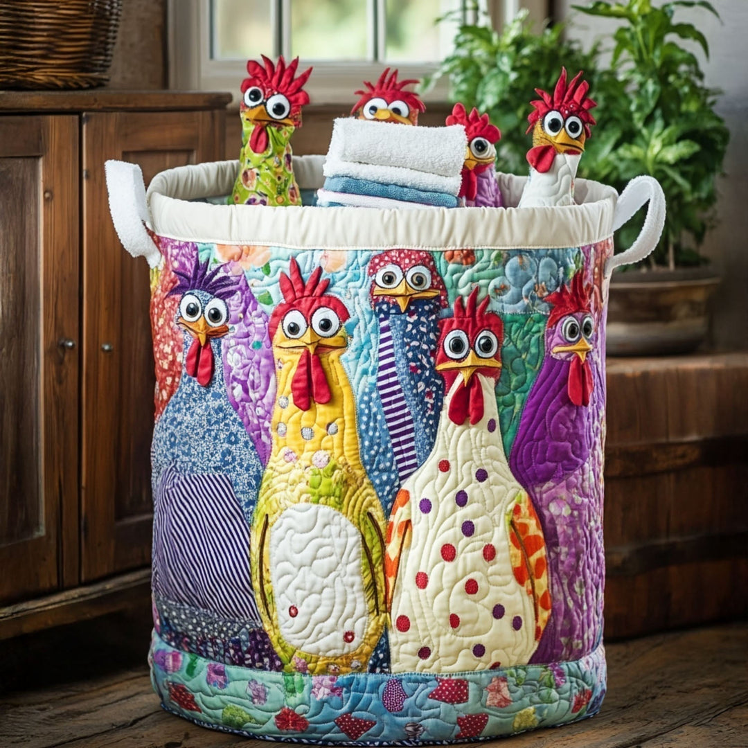 Runder, gesteppter Stoffkorb mit bunten Patchwork-Hühnern und weißen Henkeln, gefüllt mit Handtüchern vor einem Holzschrank und Zimmerpflanzen. 1
