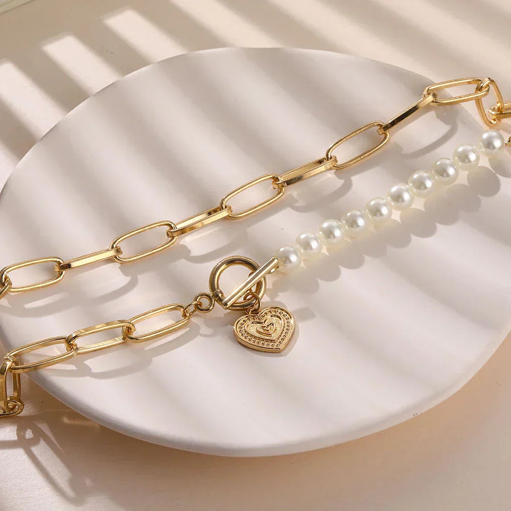 Collar de corazón dorado con acentos de perlas – Veerle