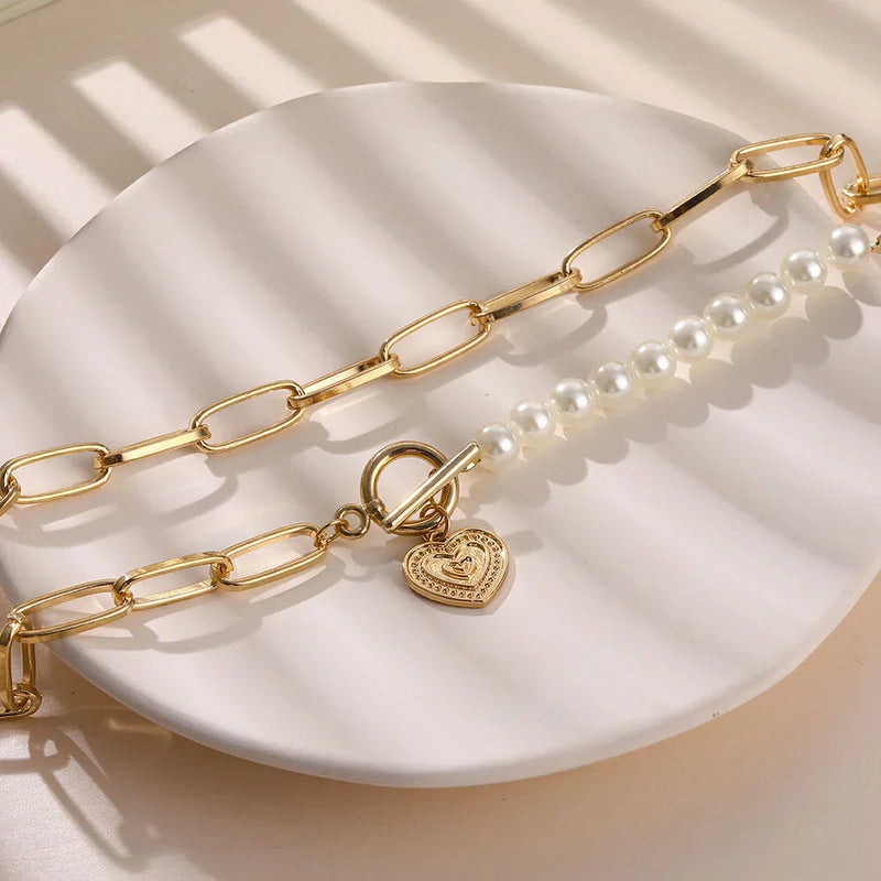 Collar de corazón dorado con acentos de perlas – Veerle