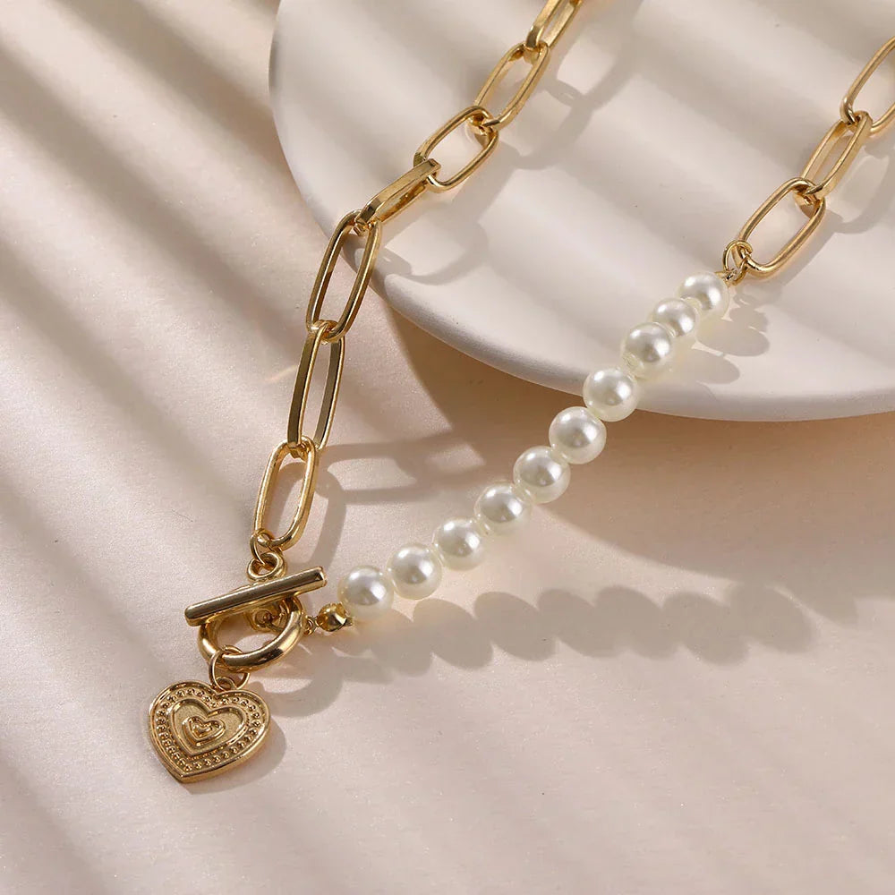 Collar de corazón dorado con acentos de perlas – Veerle