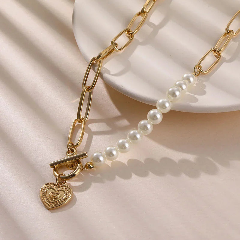 Collar de corazón dorado con acentos de perlas – Veerle