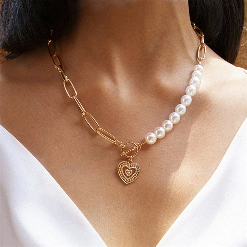 Collar de corazón dorado con acentos de perlas – Veerle