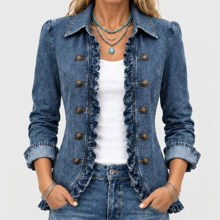 Nahaufnahme der blauen Jeansjacke mit Rüschenkante und Messingknöpfen, getragen über weißem Top und Türkis-Halskette 1