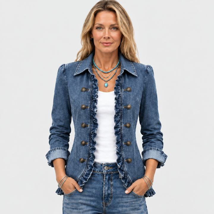 Frontansicht der offen getragenen blauen Jeansjacke mit Rüschen am Vorderteil, Hände in den Jeanstaschen 2
