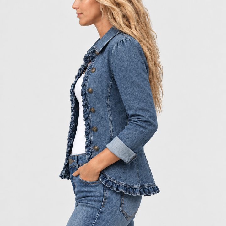 Seitenansicht der Jeansjacke mit Rüschensaum, Knopfleiste und Puffärmeln an einem Model mit langen, welligen Haaren 4