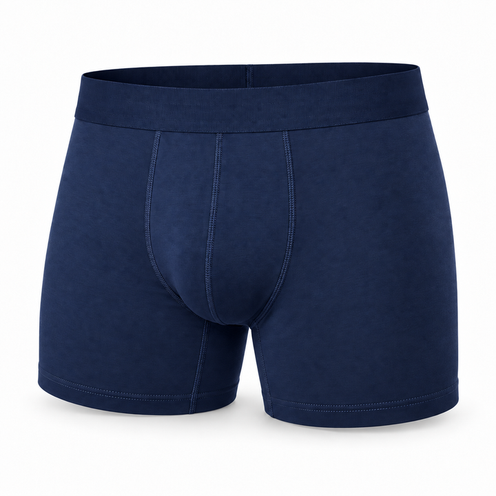 Einzelne dunkelblaue Boxershorts in der Vorderansicht mit breitem Bund und Ziernähten vor weißem Hintergrund. 4