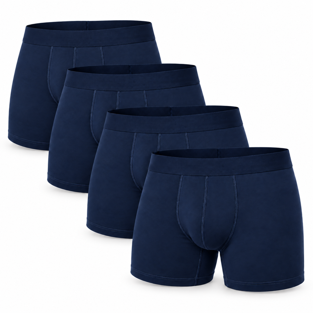 Vier dunkelblaue Boxershorts gestaffelt hintereinander angeordnet, die vorderste zeigt Bund und Nähte von vorn. 3