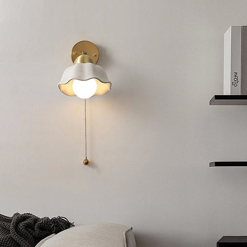 Weiße Wandlampe mit Zugschalter, Blumenform, modernes Design, Wohnzimmerbeleuchtung.