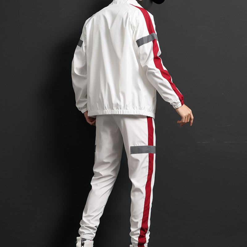 Weiße Trainingsanzug mit roten Streifen, Herrenmode, Sportbekleidung, Polyester, Rückansicht.