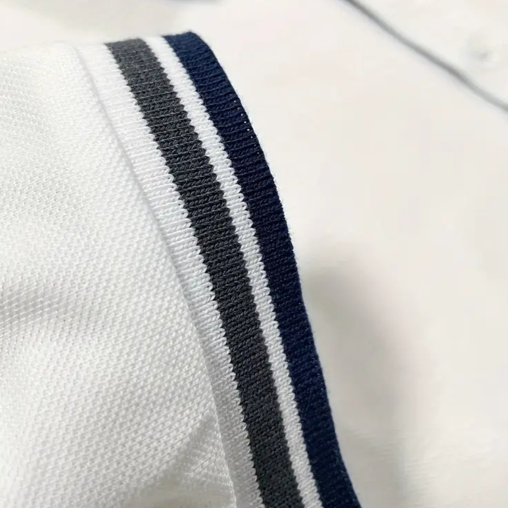 Weißes Polohemd mit blauen Streifen, Baumwolle, Nahaufnahme, Herrenmode, klassisches Design