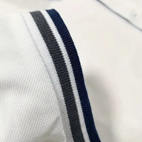 Weißes Polohemd mit blauen Streifen, Baumwolle, Nahaufnahme, Herrenmode, klassisches Design