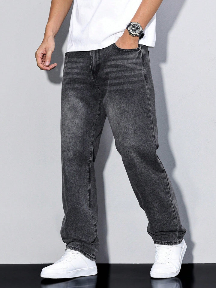 Schwarzgraue, ausgewaschene Jeans in frontaler Ansicht mit weitem geradem Bein, weißes T-Shirt, weiße Sneaker, Hand in der Hosentasche. 10