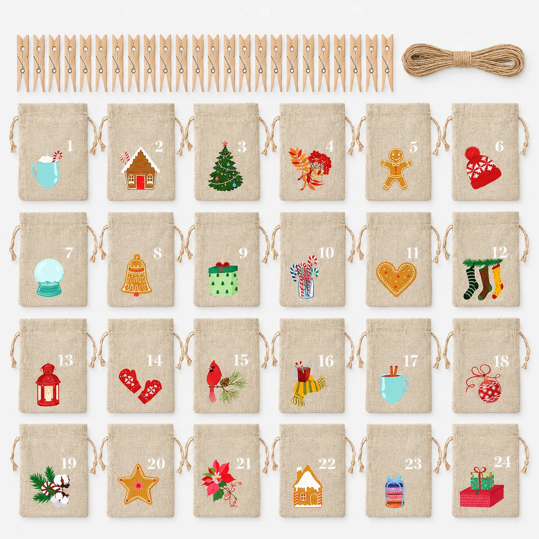 Alle 24 bedruckten Beutel nebeneinander mit weihnachtlichen Motiven, dazu Holzklammern und eine Rolle Juteschnur zum Aufhängen. 2