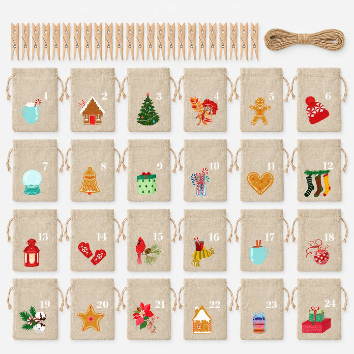 Alle 24 bedruckten Beutel nebeneinander mit weihnachtlichen Motiven, dazu Holzklammern und eine Rolle Juteschnur zum Aufhängen. 2