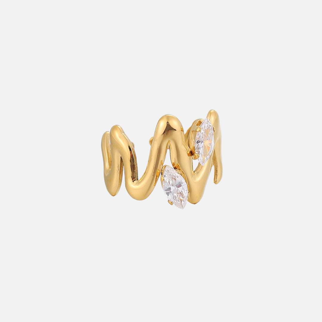 Seitenansicht des goldfarbenen Wellenrings mit glatt polierten, fließenden Bögen und zwei klaren spitzovalen Steinen in Krappenfassung. 2