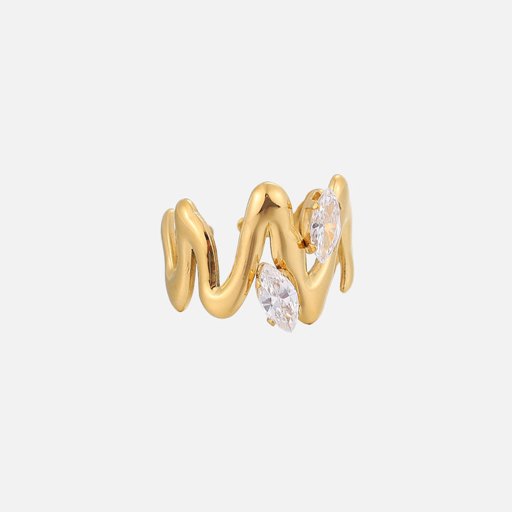 Seitenansicht des goldfarbenen Wellenrings mit glatt polierten, fließenden Bögen und zwei klaren spitzovalen Steinen in Krappenfassung. 2