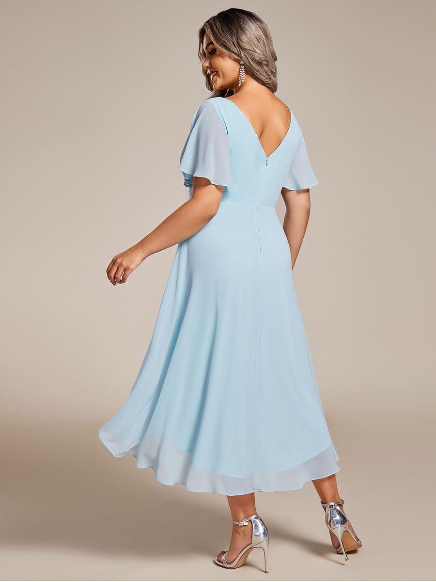 Rückansicht des hellblauen Kleids am Curvy Model mit V-Rückenausschnitt, Reißverschluss und weit schwingendem Chiffonrock. 90