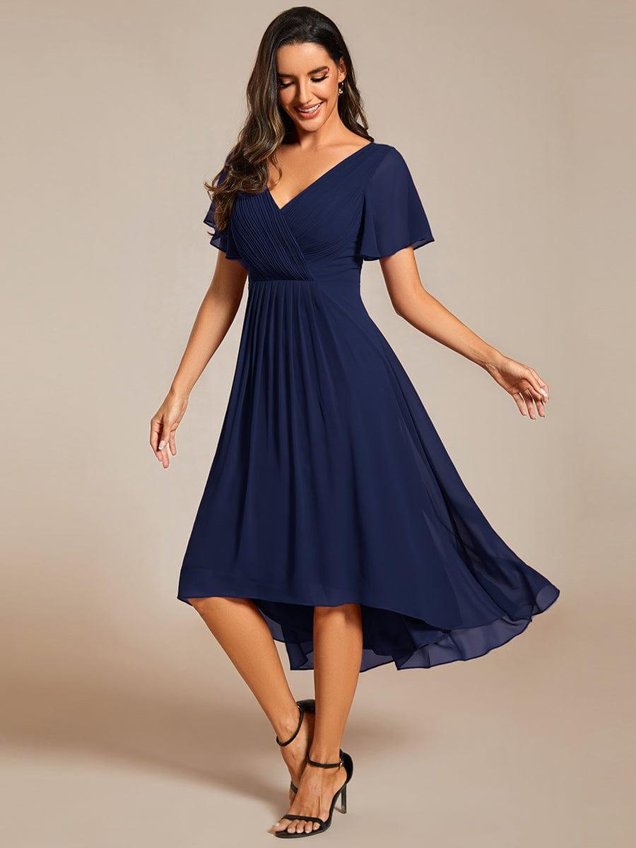Marineblaues Chiffonkleid mit Wickeloptik und asymmetrischem Saum am schlanken Model, in Bewegung, schwarze Riemchensandalen. 52