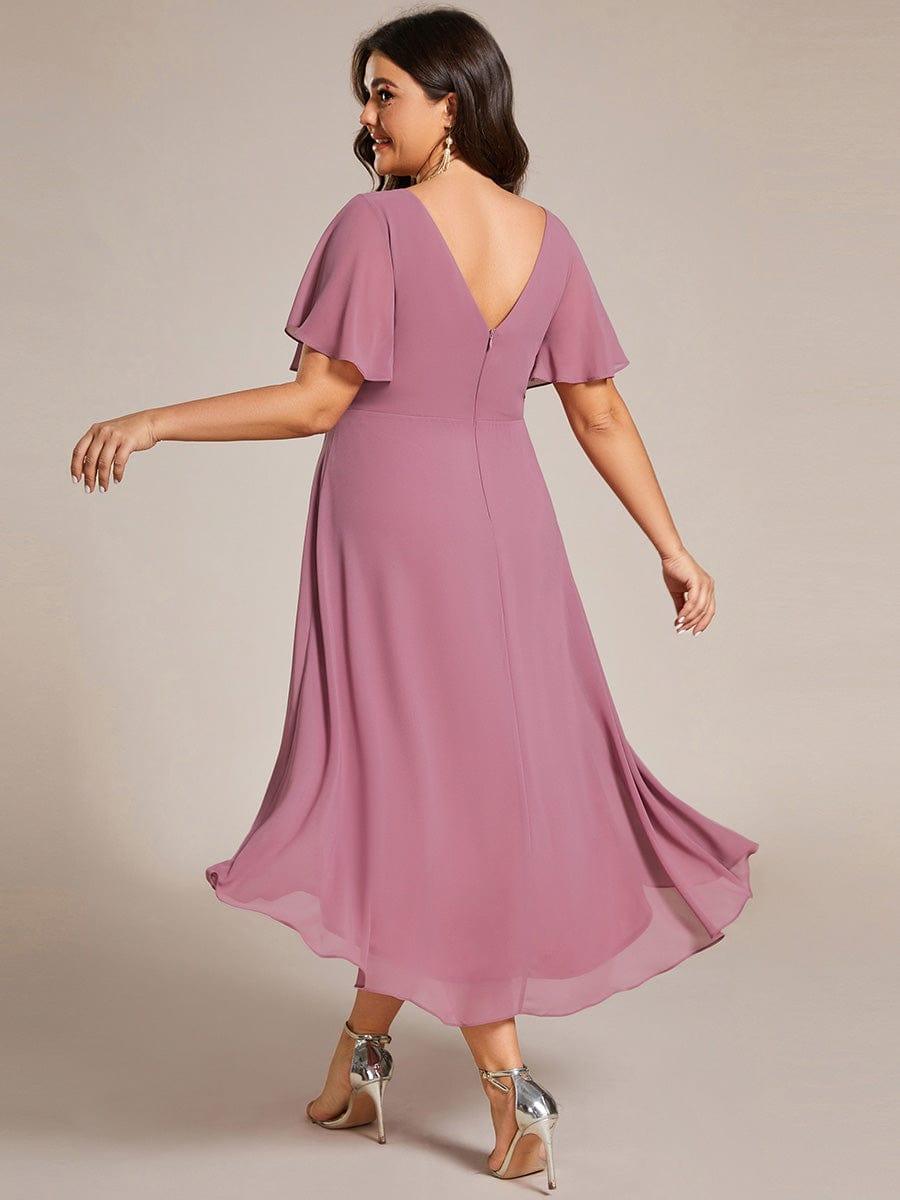 Rückansicht am Curvy-Model: tiefer V-Rückenausschnitt mit Reißverschluss, Flatterärmel und fließender, hinten länger fallender Chiffonrock in Mauve. 64