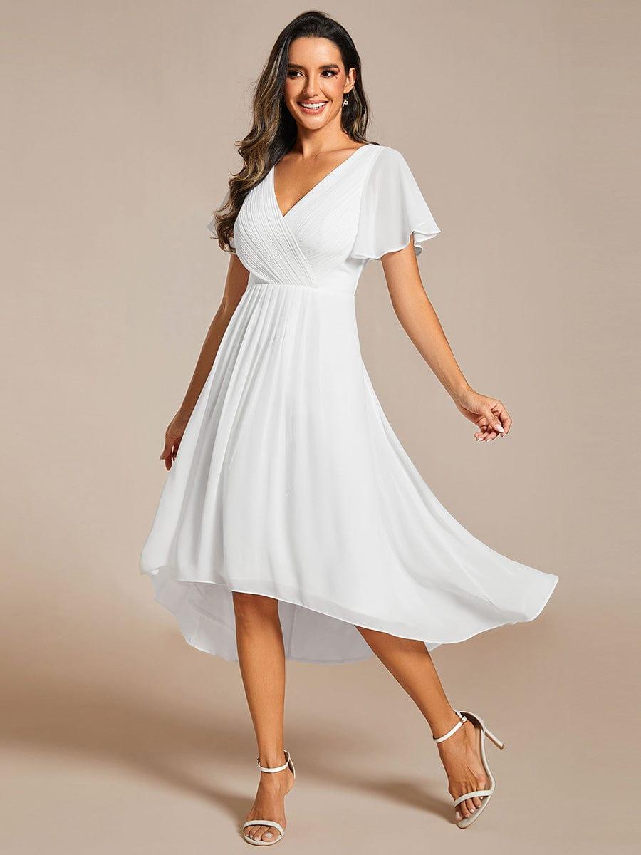 Das weiße Kleid in Bewegung am Model: der leichte Chiffonrock schwingt, die Flatterärmel und der asymmetrische Saum kommen gut zur Geltung. 72