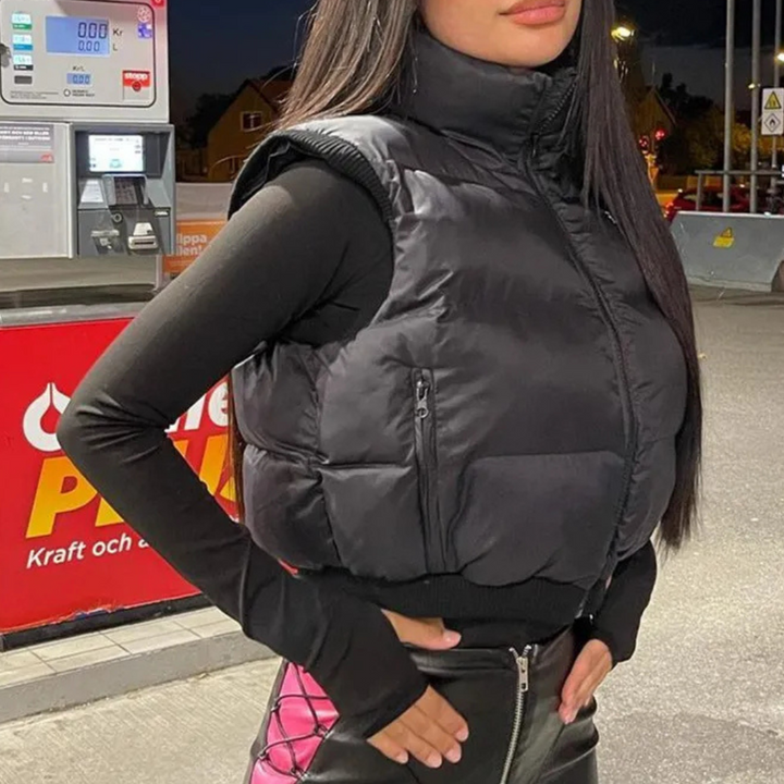 Frau in schwarzer Steppweste an Tankstelle, Nacht, Mode, Herbstkleidung, Outdoor-Outfit.