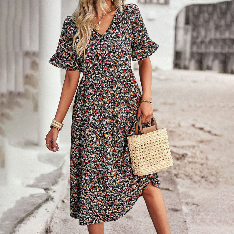 Frau in geblümtem Midikleid mit Korbtasche, Sommermode, Freizeitkleidung, Damenmode.