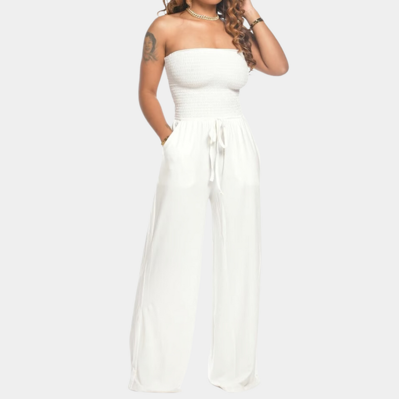 Frau in weißem, schulterfreiem Jumpsuit, elegant, Sommermode, Damenbekleidung, Freizeitlook.