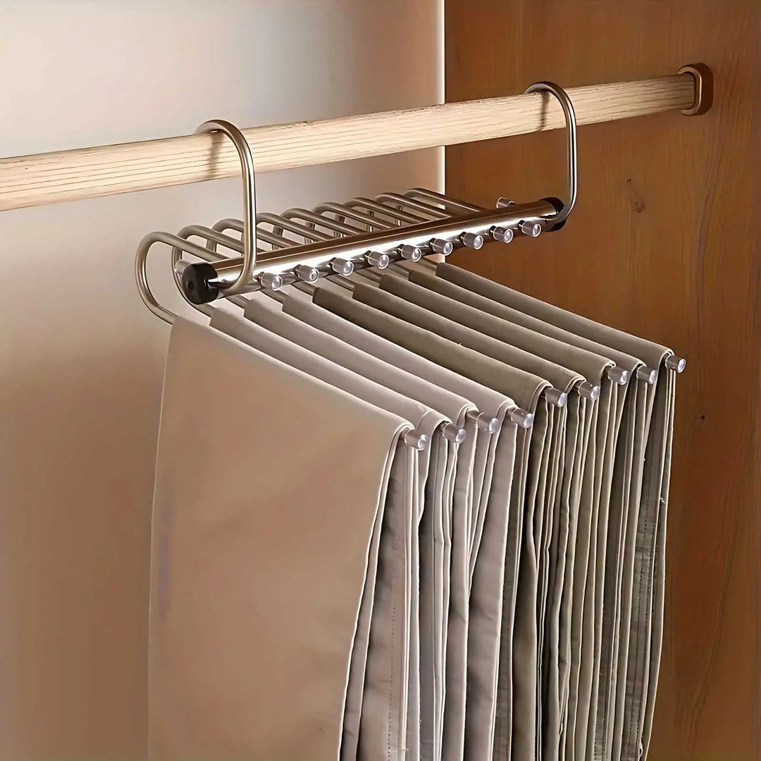Der Mehrfachbügel hängt zusammengeschoben quer an der Kleiderstange, die Hosen hängen dicht nebeneinander und sparen Platz im Schrank. 5