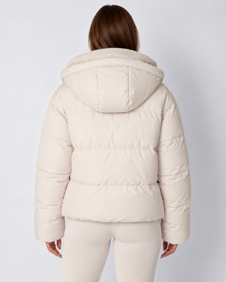 RĂĽckansicht der cremefarbenen Steppjacke mit Kapuze und horizontalen Steppnähten am RĂĽcken 4