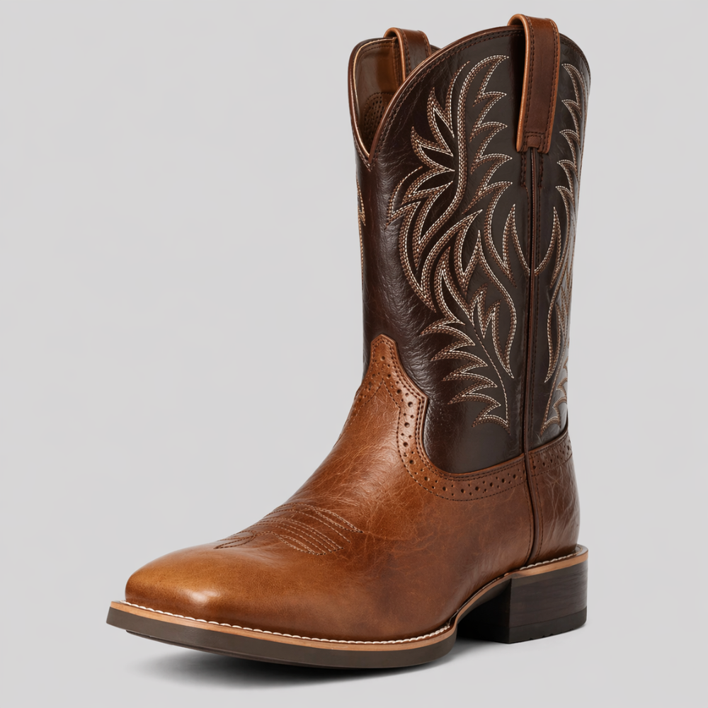 Cowboystiefel in Braun, Schrägansicht: dunkler Schaft mit Zierstickerei, hellbrauner Fußteil mit Lochmuster 2