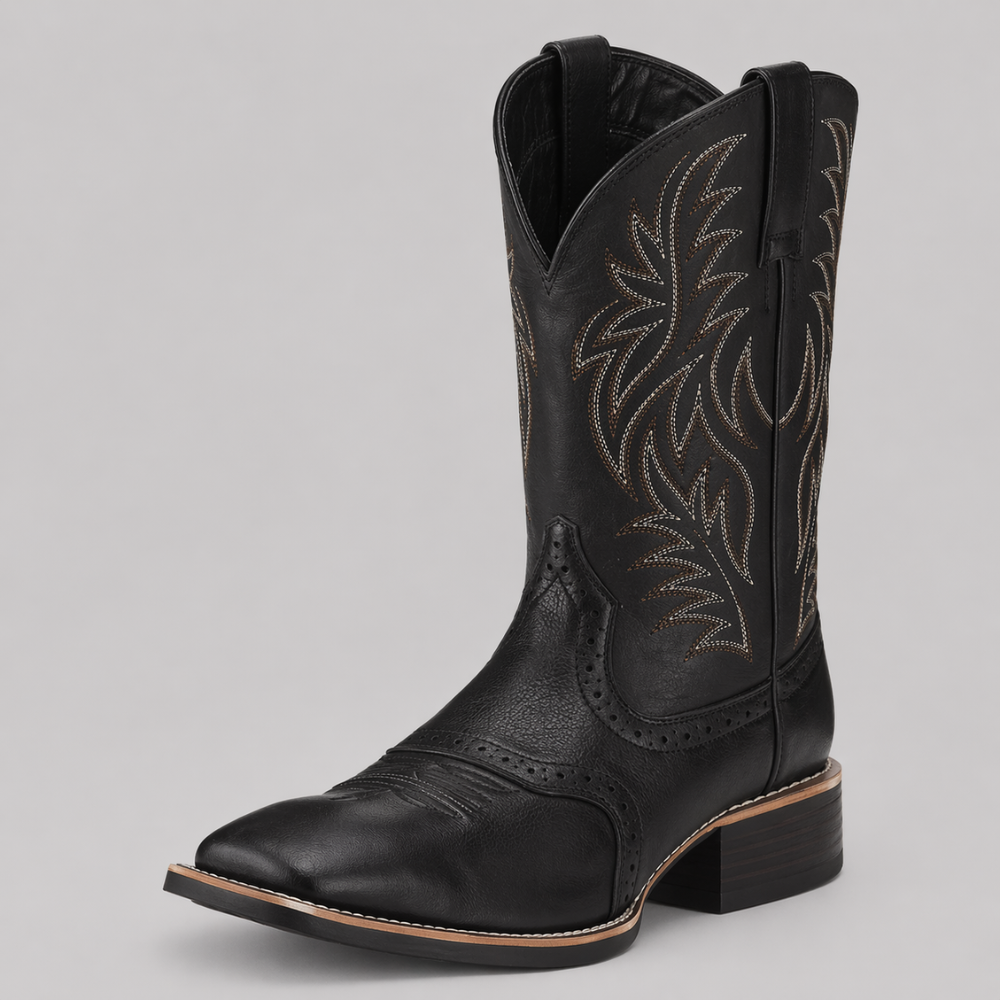 Schwarzer Cowboystiefel in Schrägansicht mit heller Zierstickerei am Schaft und Lochmuster am Fußteil 1