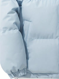 Blaue Kapuzenjacke, warm, klassisches Design, Wintermode, Polyester, isoliert, Herrenbekleidung.