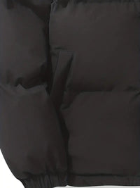 Schwarze warme Kapuzenjacke, klassisches Design, isoliert, Wintermode, Herrenbekleidung.