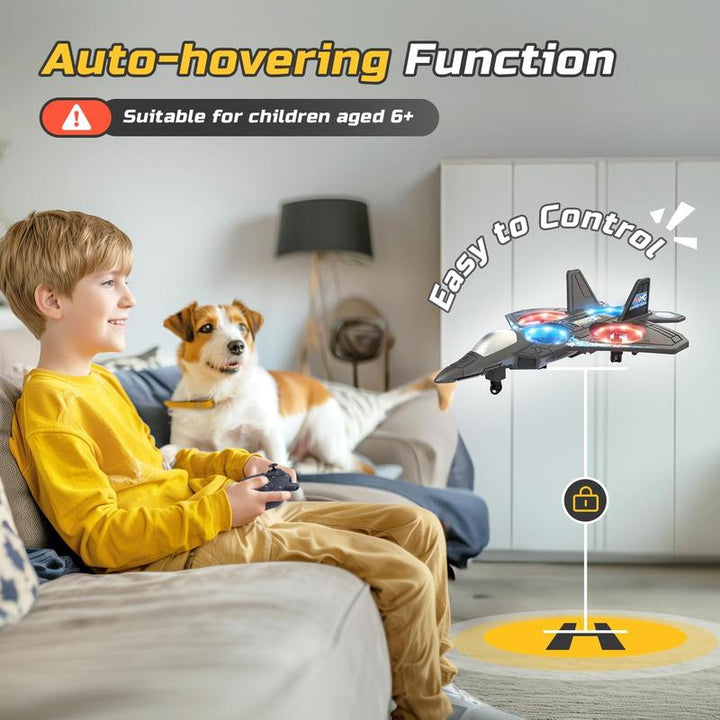 Junge im gelben Pulli steuert das schwebende Flugzeug im Wohnzimmer mit der Fernsteuerung, neben ihm sitzt ein Hund auf dem Sofa. 6