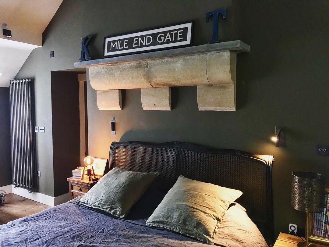 Schlafzimmer mit dunkelgrüner Wand und zwei Leseleuchten am Bett, die rechte ist eingeschaltet 37