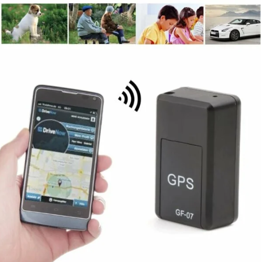Hand hält ein Smartphone mit Kartenanzeige, daneben der schwarze Tracker mit Funksymbol; oben Bilder von Hund, Senioren, Kindern und Auto. 3