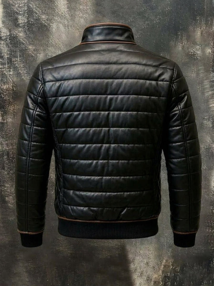 Rückansicht der schwarzen Steppjacke mit horizontalen Steppnähten, Stehkragen und Strickbündchen am Saum und an den Ärmeln 4