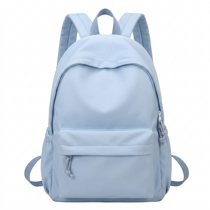 Hellblauer Rucksack in der Frontansicht, mit geräumiger Vortasche, Reißverschluss-Zugbändern und seitlichen Gummizug-Taschen. 6