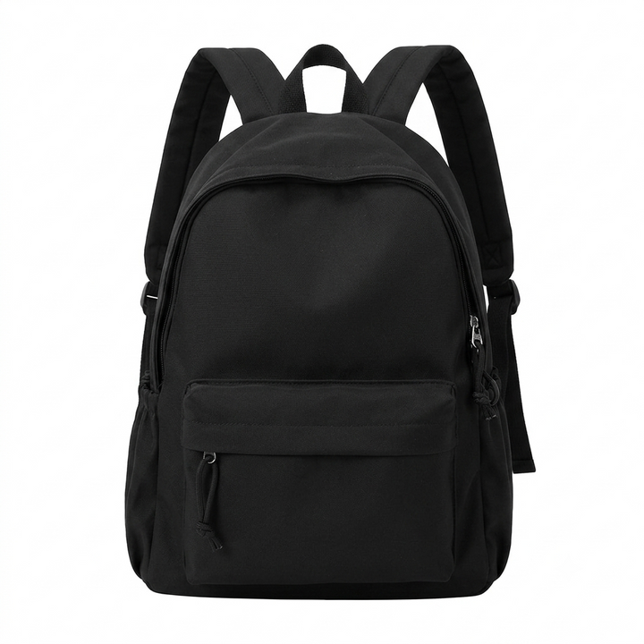 Schwarzer Rucksack von vorn auf weißem Hintergrund, mit Vortasche, Seitentaschen aus Gummizug und verstellbaren Schultergurten. 4