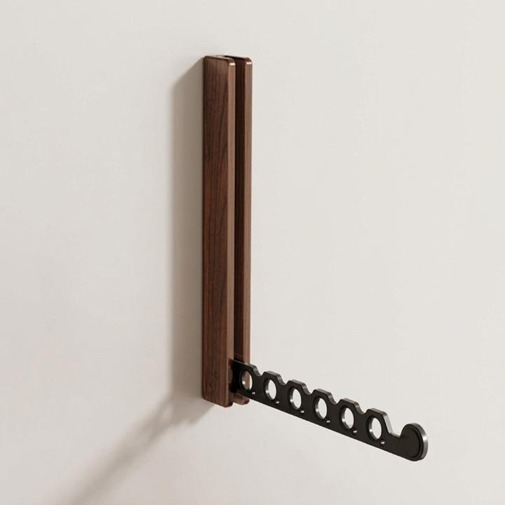 Dunkle Walnussholz-Halterung an heller Wand mit schräg ausgeklapptem schwarzem Arm mit sechs runden Öffnungen, ohne Kleidung. 6