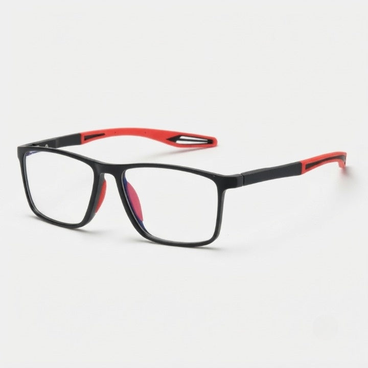 Eckige Lesebrille mit schwarzem Rahmen und roten, geschwungenen Bügelenden mit Aussparung, schräg von vorne auf hellem Hintergrund. 1