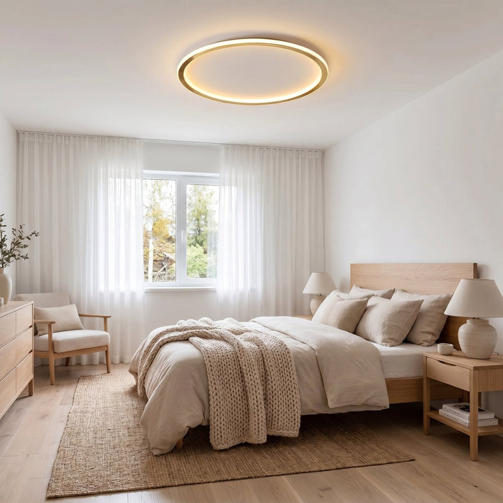Goldfarbene Deckenleuchte im hellen Schlafzimmer über Holzbett, Nachttischen und Sessel 5