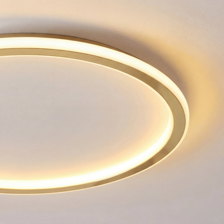 Nahaufnahme des schmalen goldfarbenen Rahmens und des weich leuchtenden Lichtrings an der Decke 2
