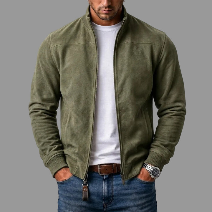 Olivgrüne Jacke aus Wildlederimitat, offen getragen zu Jeans und braunem Gürtel, Lederanhänger am Reißverschlussschieber, Frontansicht. 3