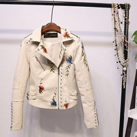 Brodert dames kunstskinnjakke i bikerstil – Eleonora