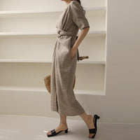 Leichtgewicht Khaki Sommerkleid mit verstellbarem Bund – Isalie